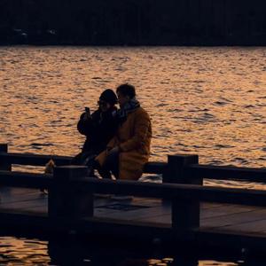 女生扒开腿让男生捅
